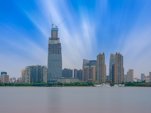 杨伟民:楼市限购政策可以继续放宽,房地产市场放宽限购的影响?